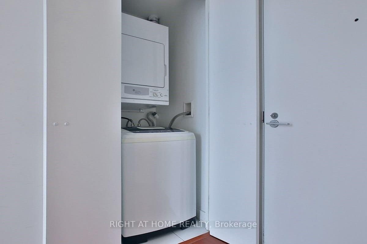 110 Charles Street E, Unit 1903 thumbnail 20