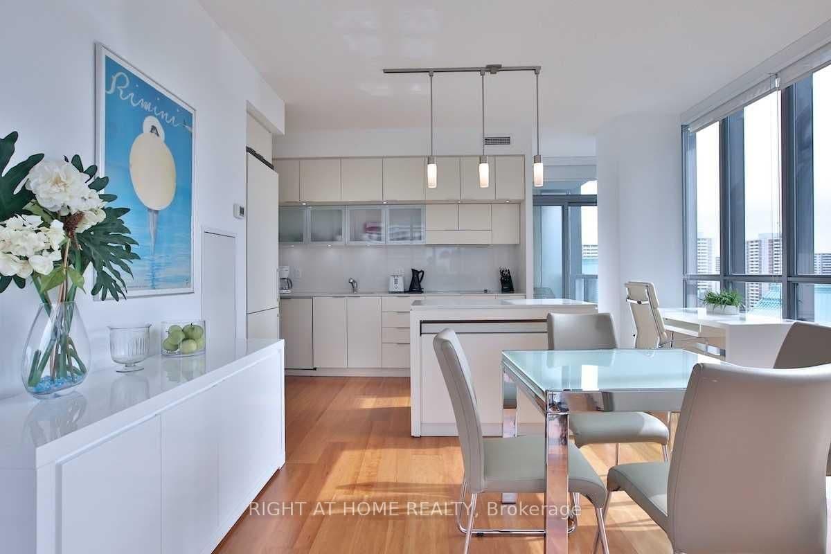 110 Charles Street E, Unit 1903 thumbnail 5