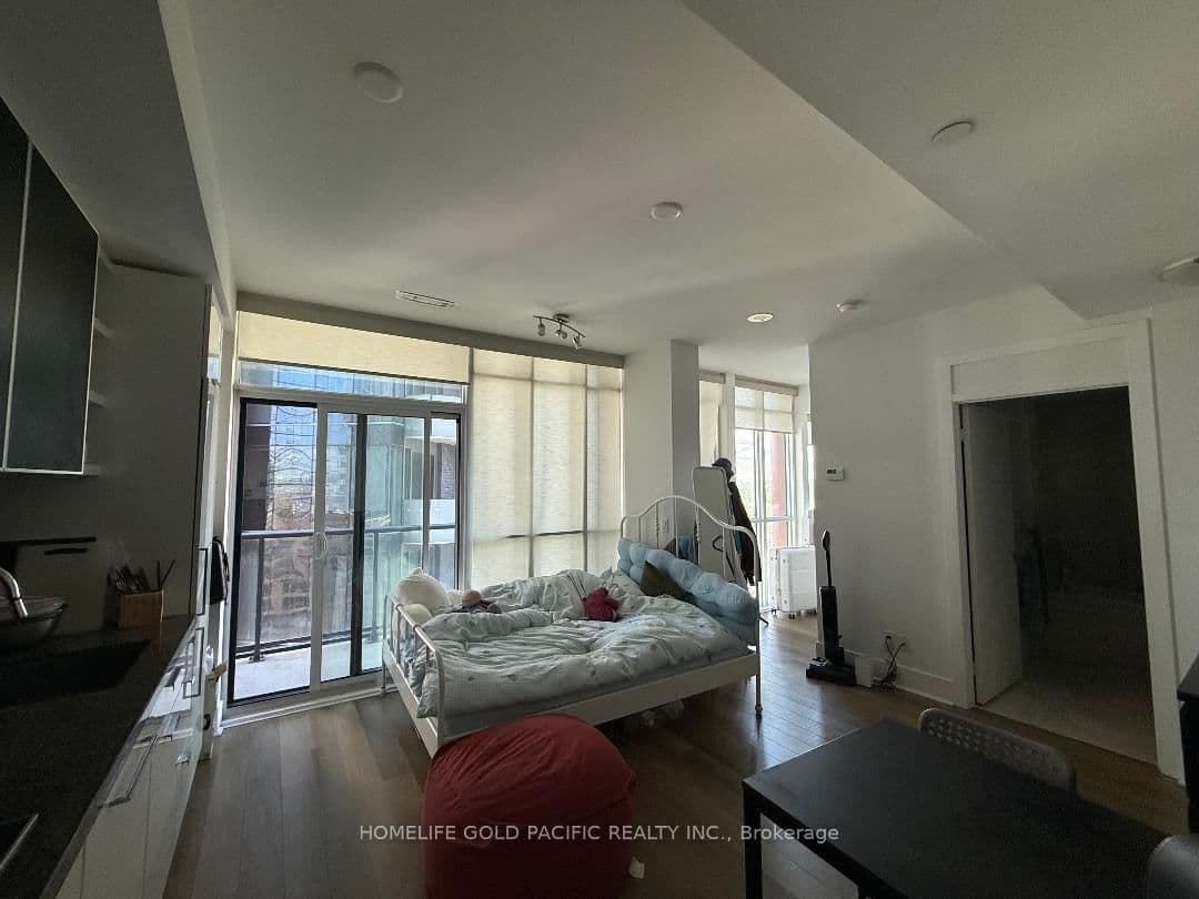 32 Davenport Road, Unit 1701 thumbnail 4