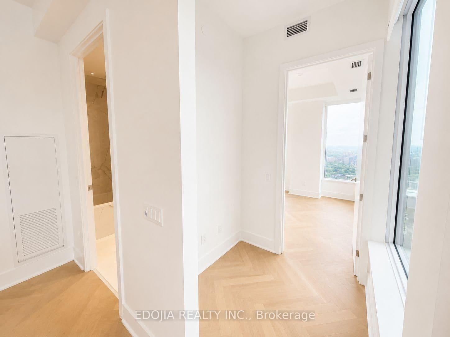 11 Yorkville Avenue, Unit 6004 thumbnail 3