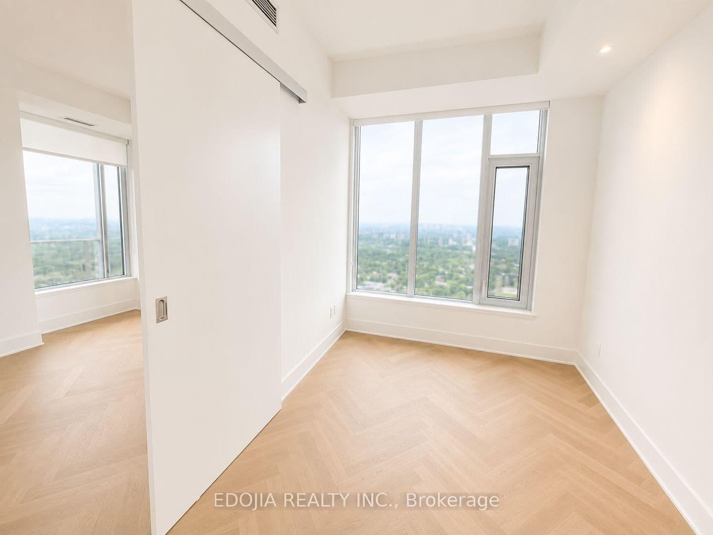 11 Yorkville Avenue, Unit 6004 thumbnail 4