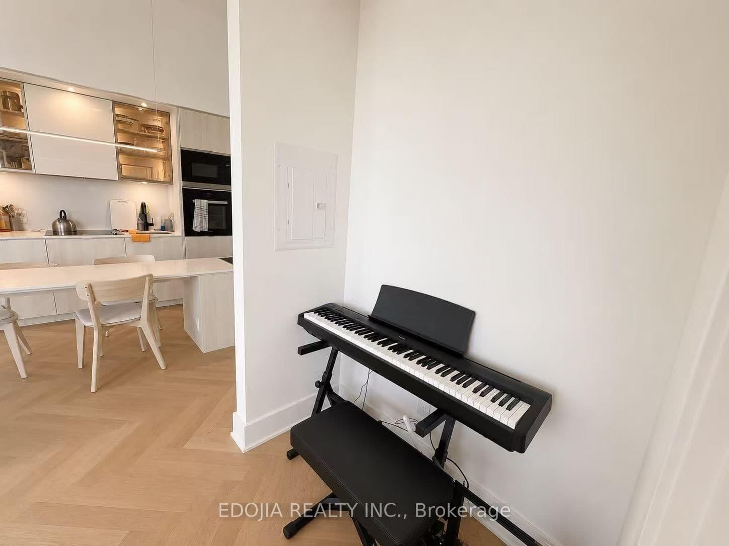 11 Yorkville Avenue, Unit 6004 thumbnail 6