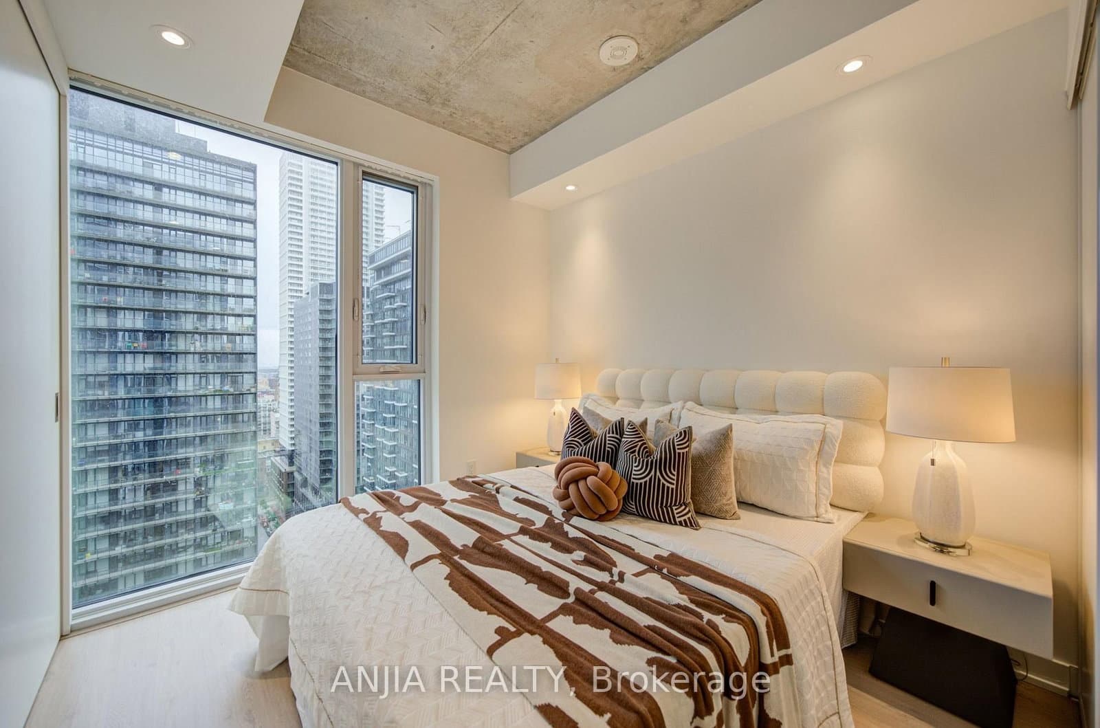 65 Mutual Street, Unit 2303 thumbnail 16
