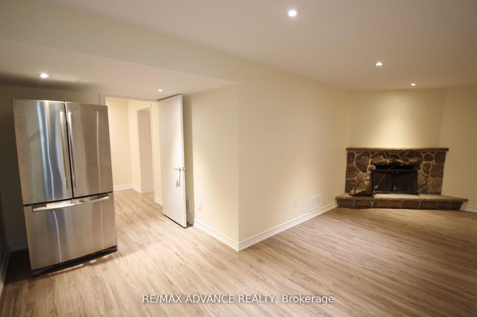 33 Carluke Crescent, Unit Lower thumbnail 4