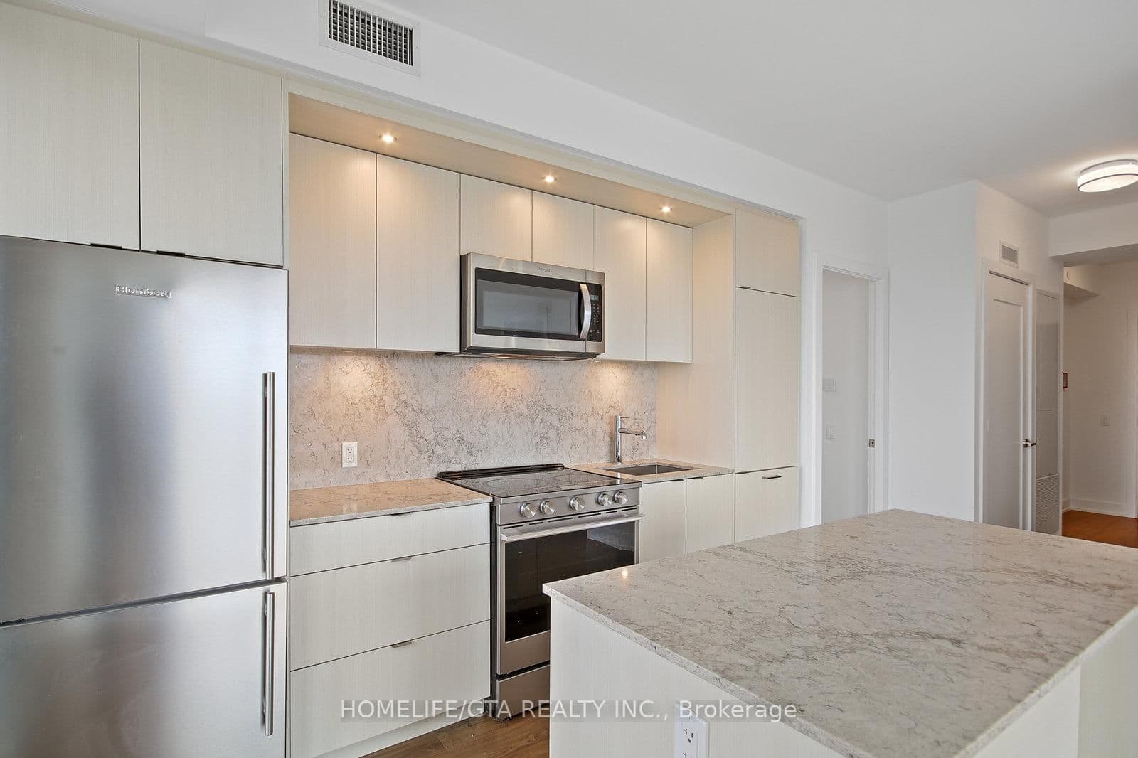 30 Inn On The Park Drive, Unit 2104 thumbnail 12