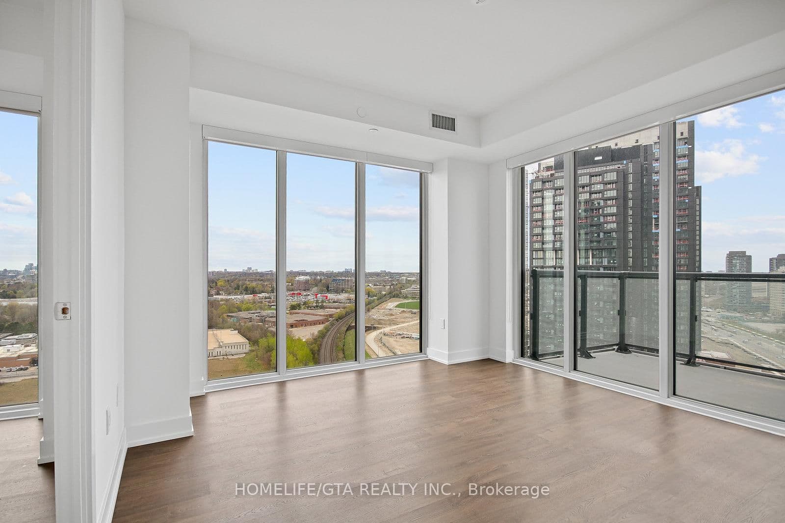 30 Inn On The Park Drive, Unit 2104 thumbnail 18