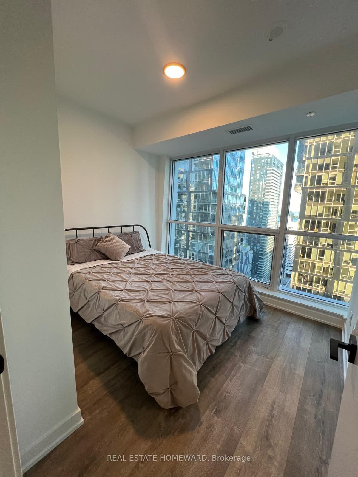 327 King Street W, Unit 2903 thumbnail 12