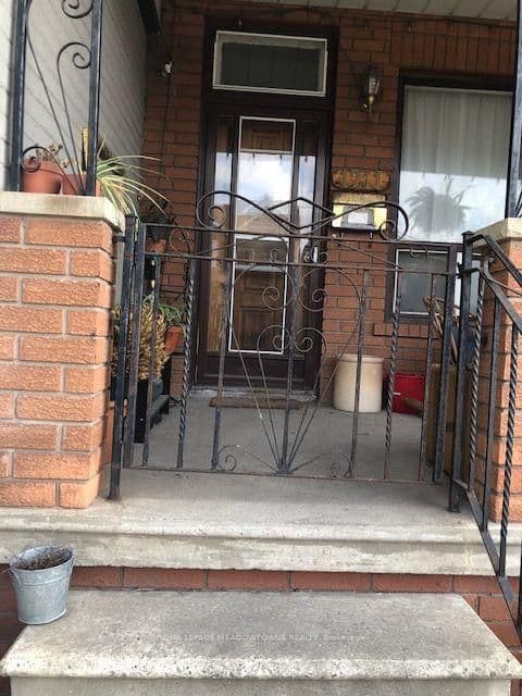 1211 College Street, Unit Upper thumbnail 2