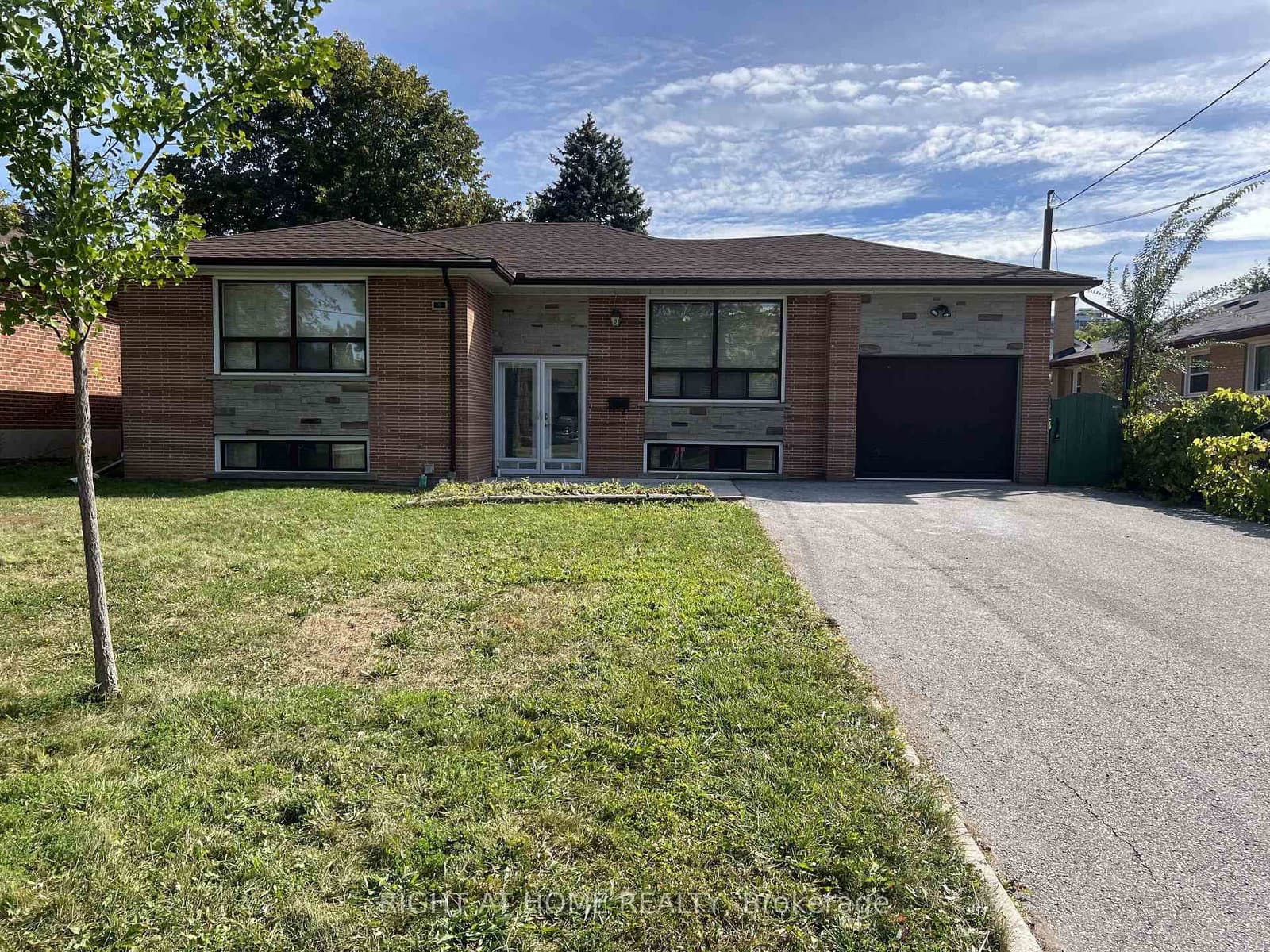 9 Dewlane Drive, Unit Main Floor - Image 1