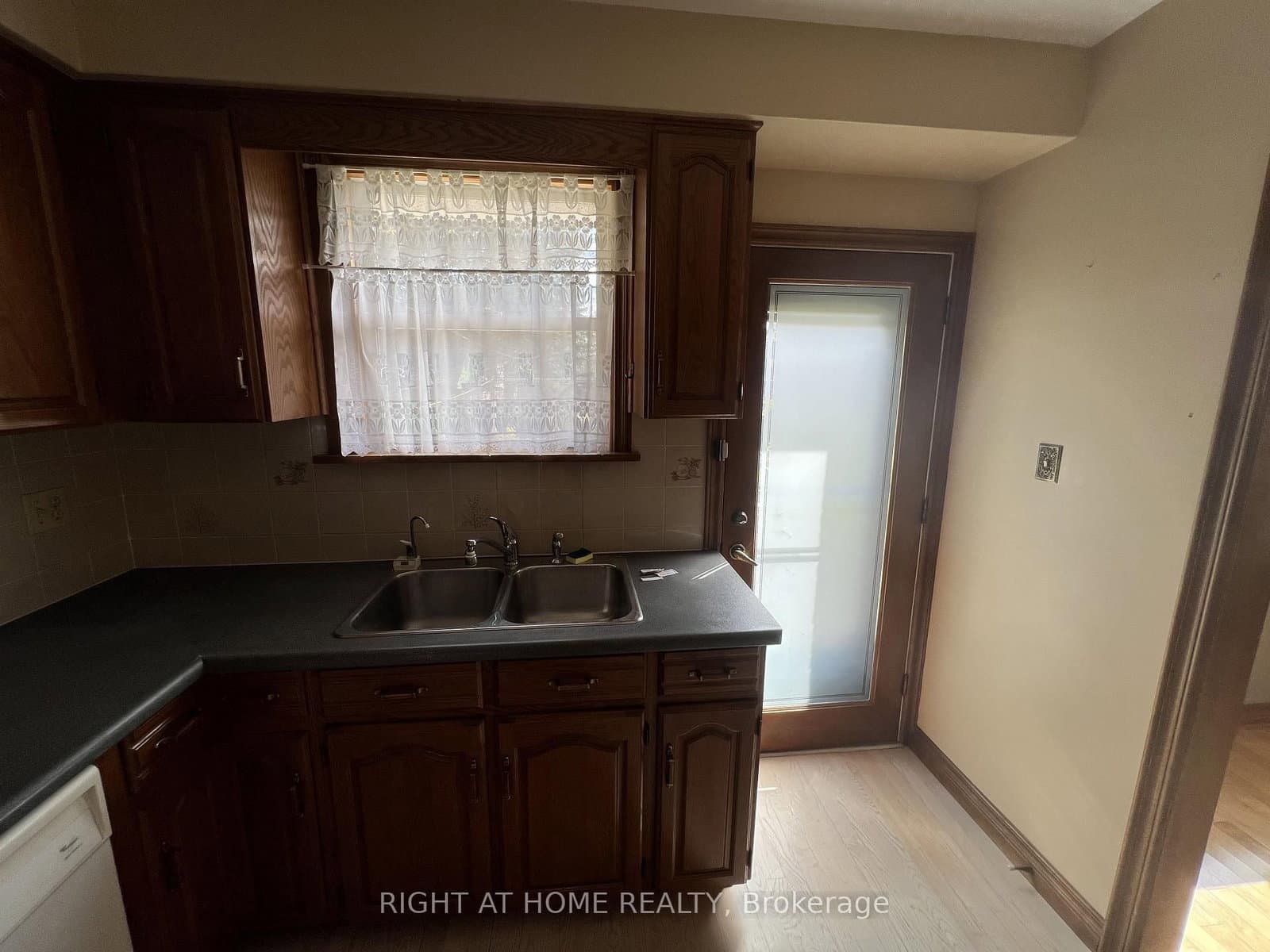 9 Dewlane Drive, Unit Main Floor thumbnail 8