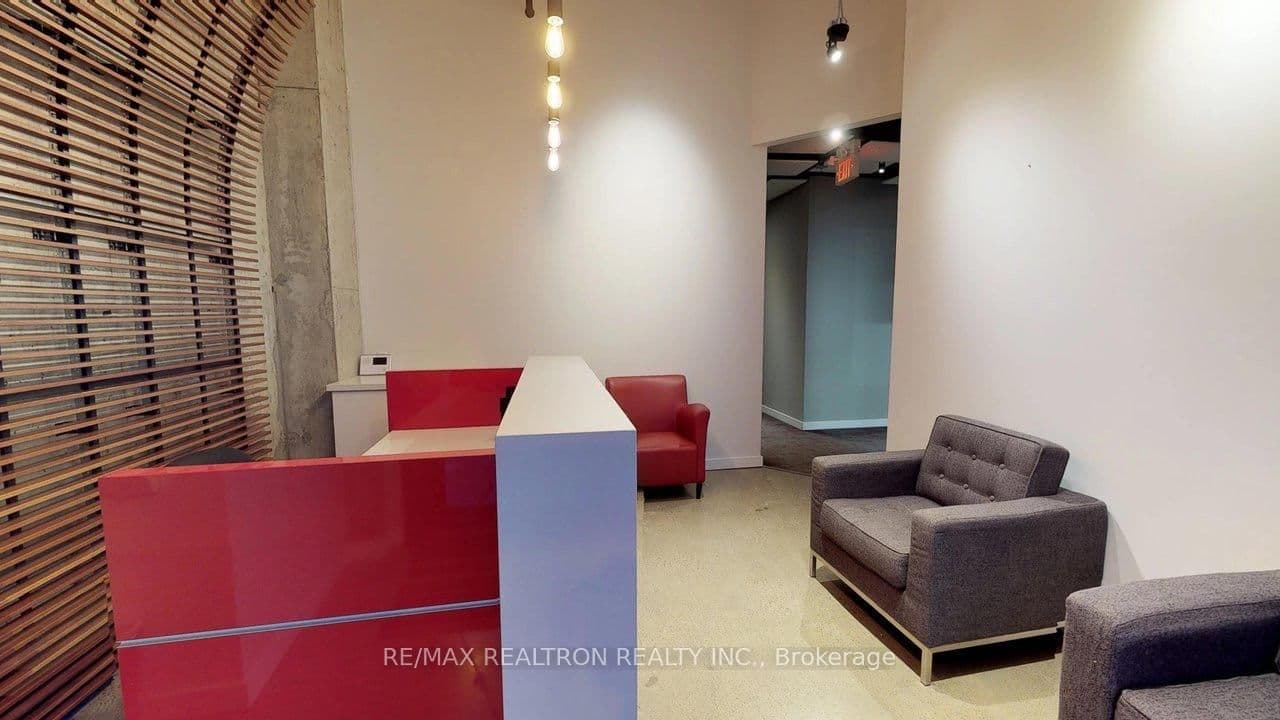 758 Sheppard Avenue W thumbnail 2