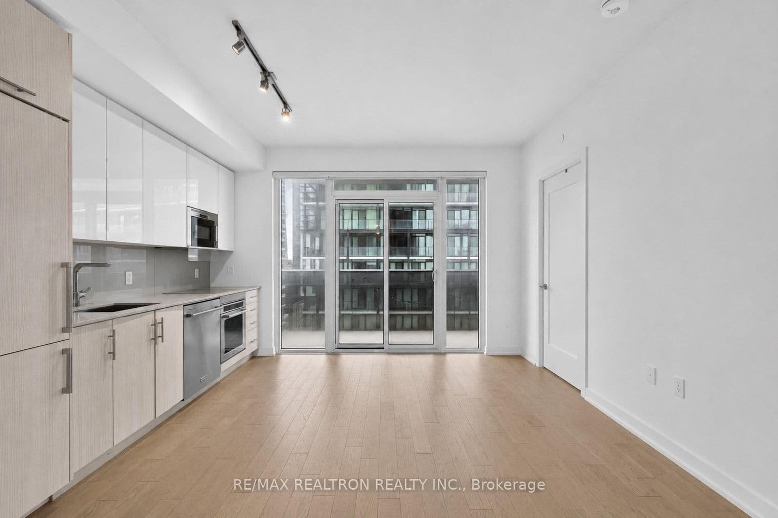 330 Richmond Street W, Unit 2203 thumbnail 2