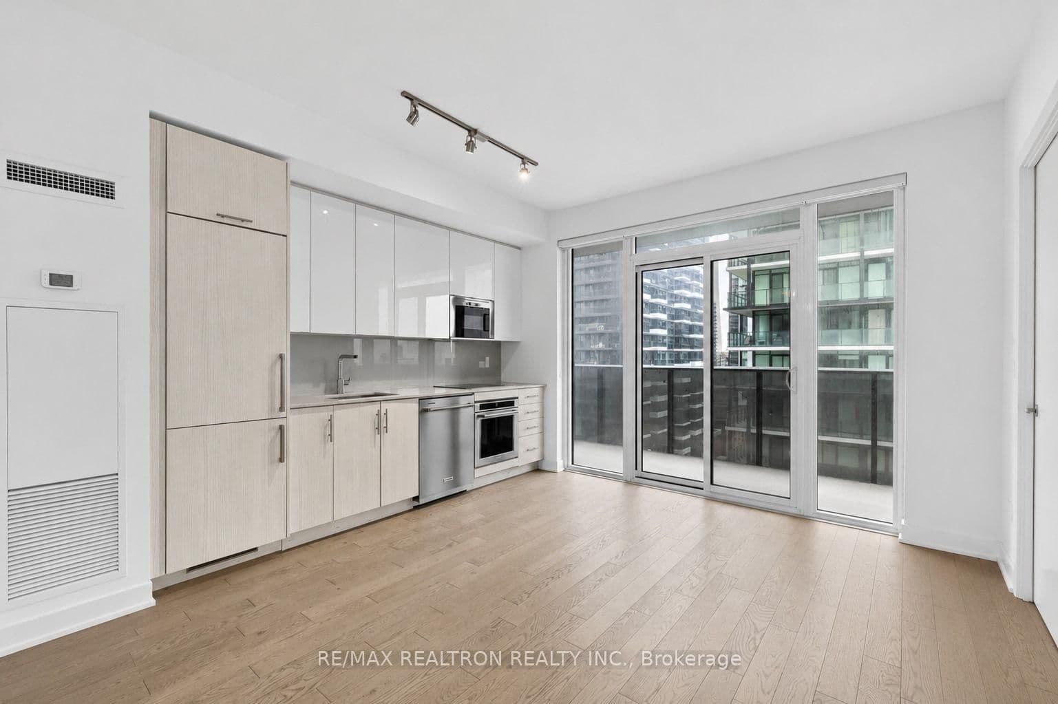330 Richmond Street W, Unit 2203 thumbnail 3
