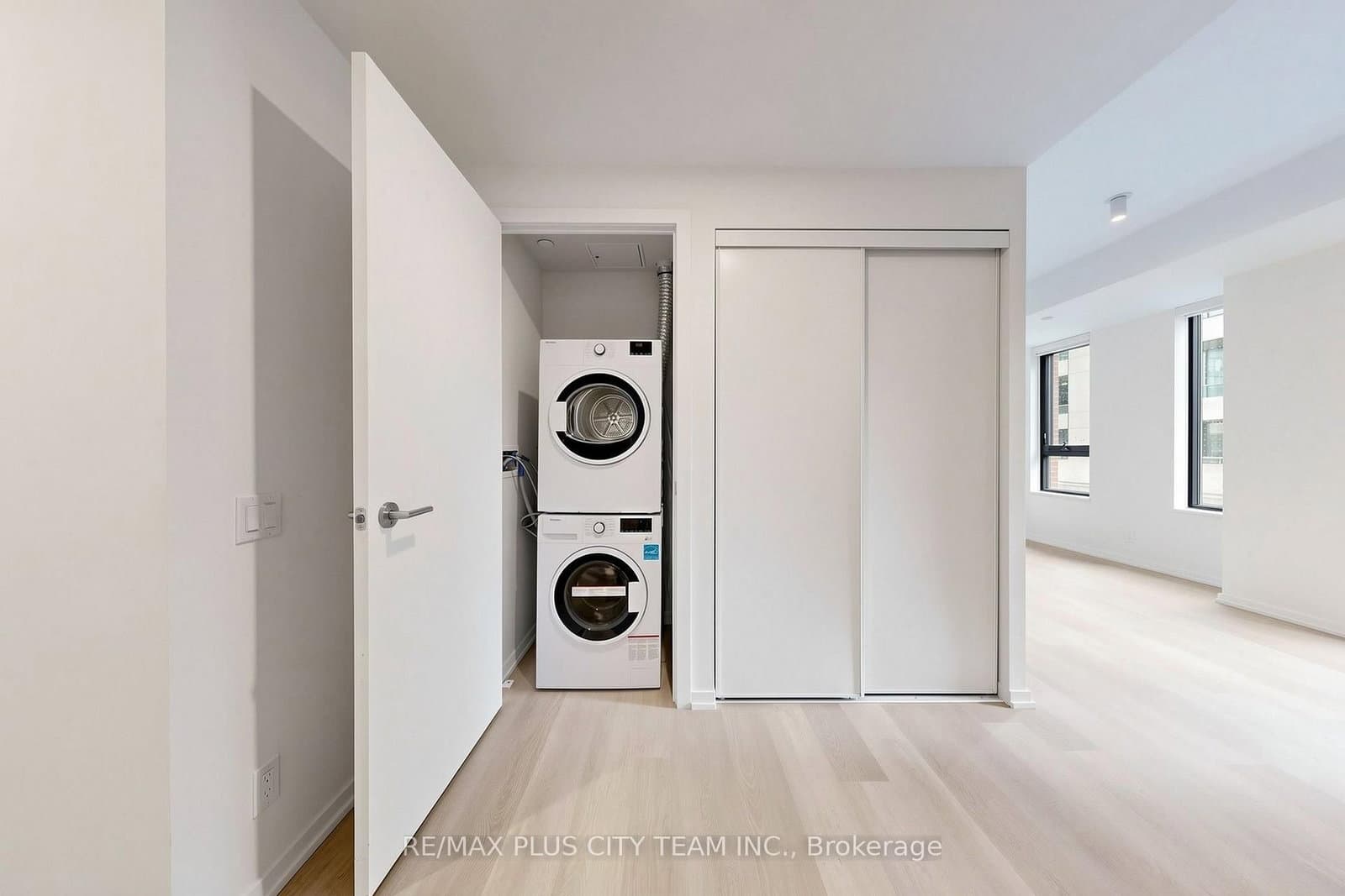 109 Erskine Avenue, Unit 509 thumbnail 15