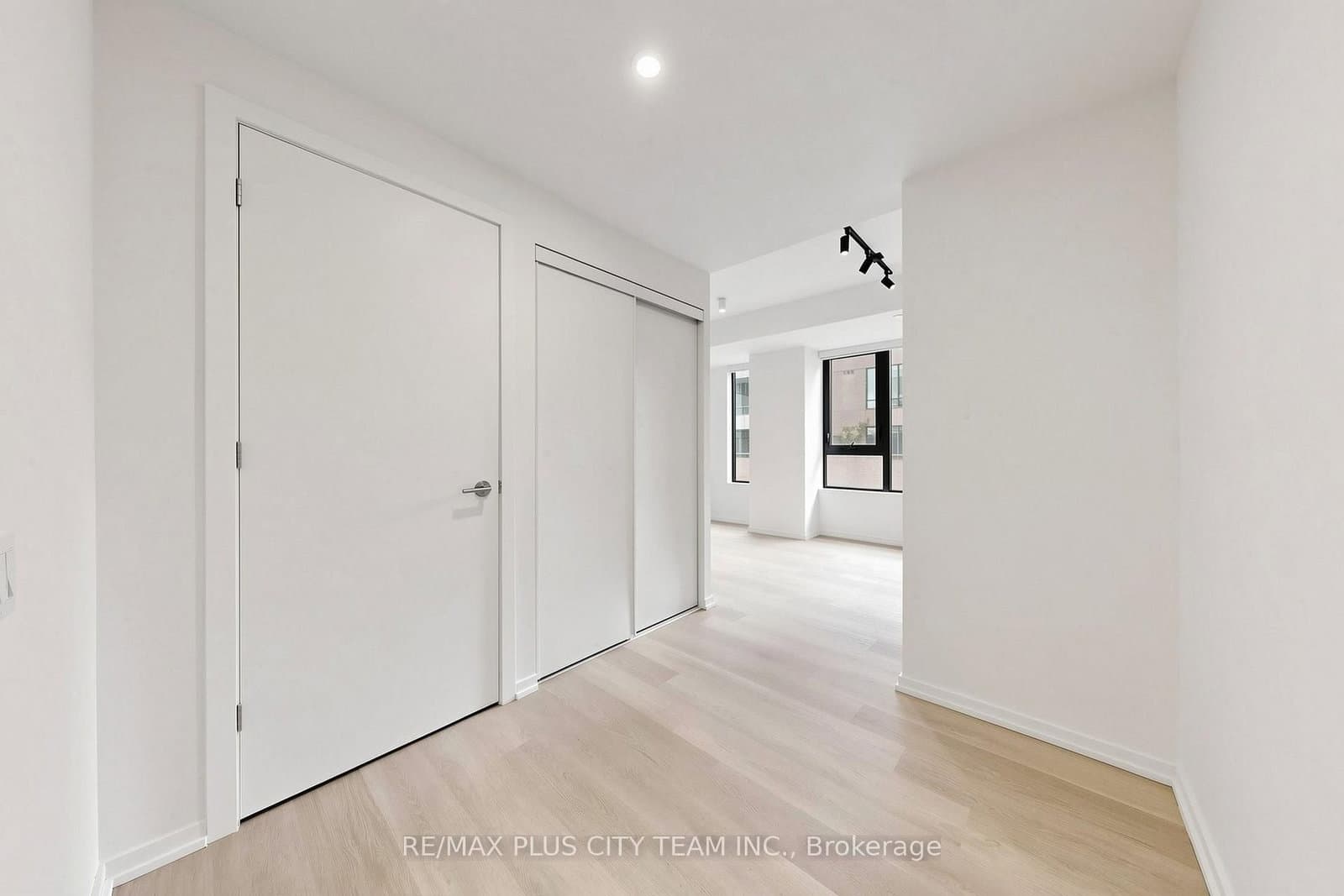 109 Erskine Avenue, Unit 509 thumbnail 3