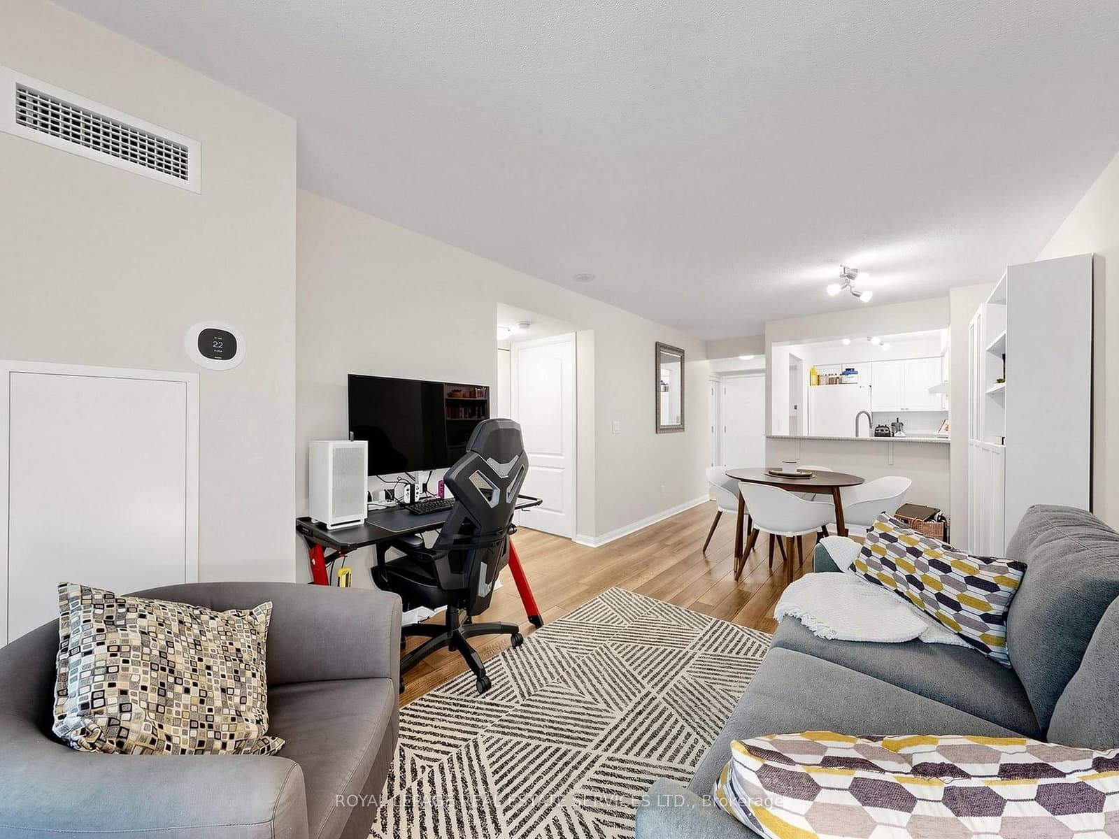 398 Eglinton Avenue, Unit 203 thumbnail 11
