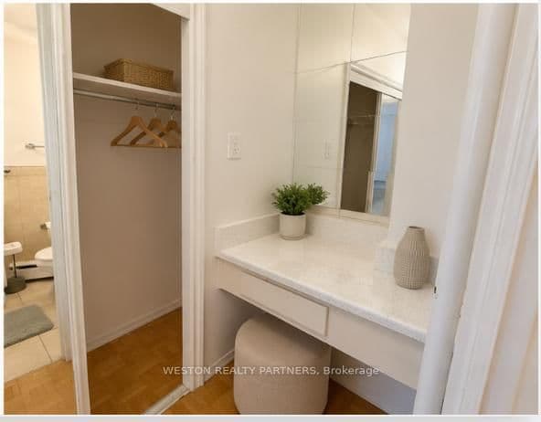 171 Erskine Avenue, Unit 704 thumbnail 8