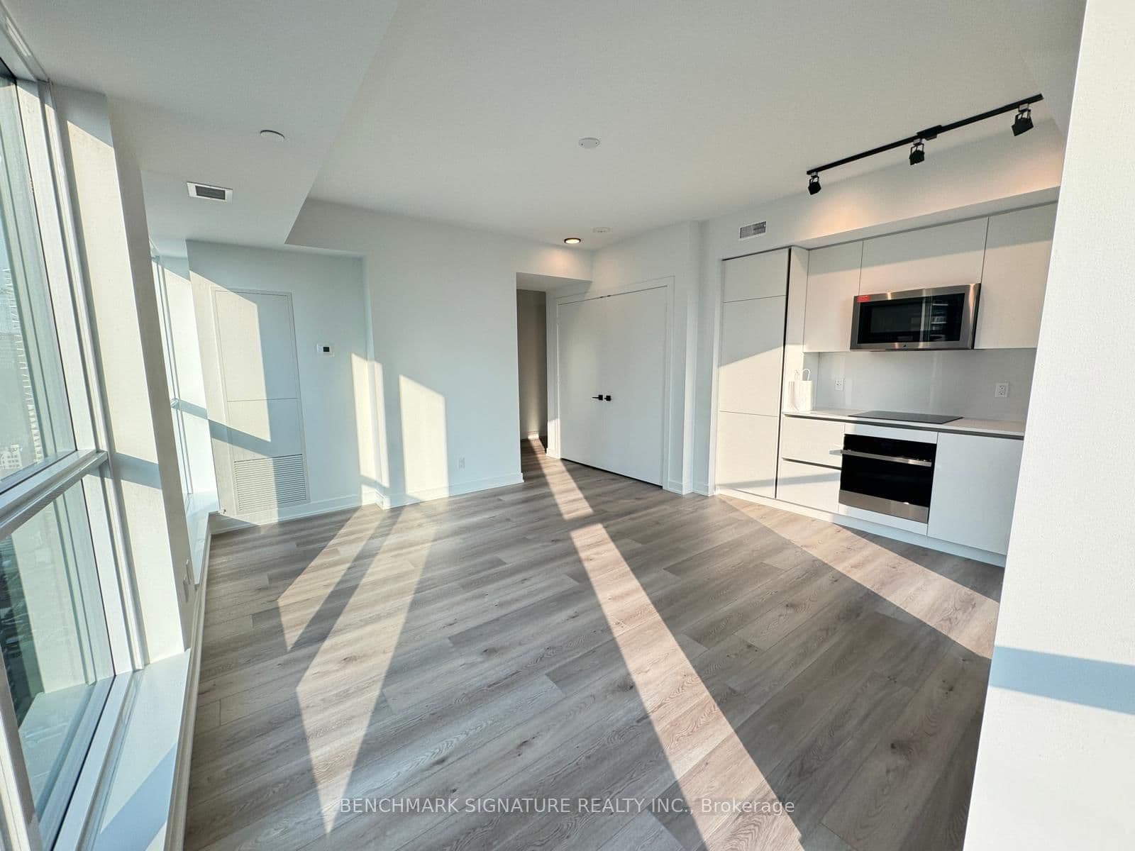 327 King Street, Unit 3203 thumbnail 3