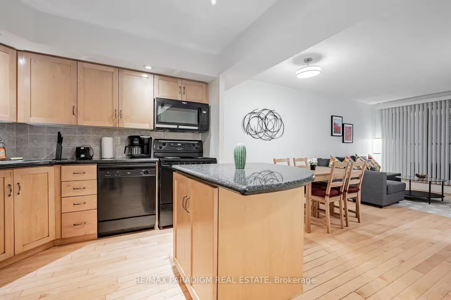 250 Wellington Street W, Unit 228 thumbnail 11