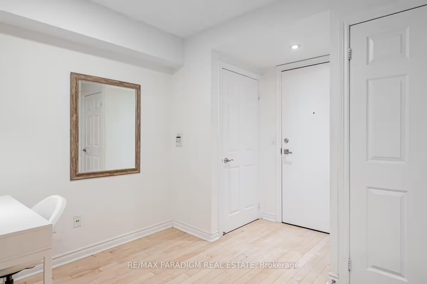 250 Wellington Street W, Unit 228 thumbnail 2