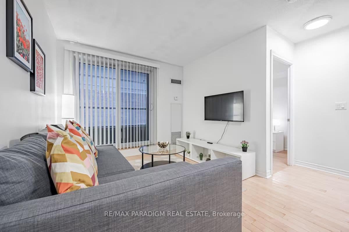 250 Wellington Street W, Unit 228 thumbnail 4
