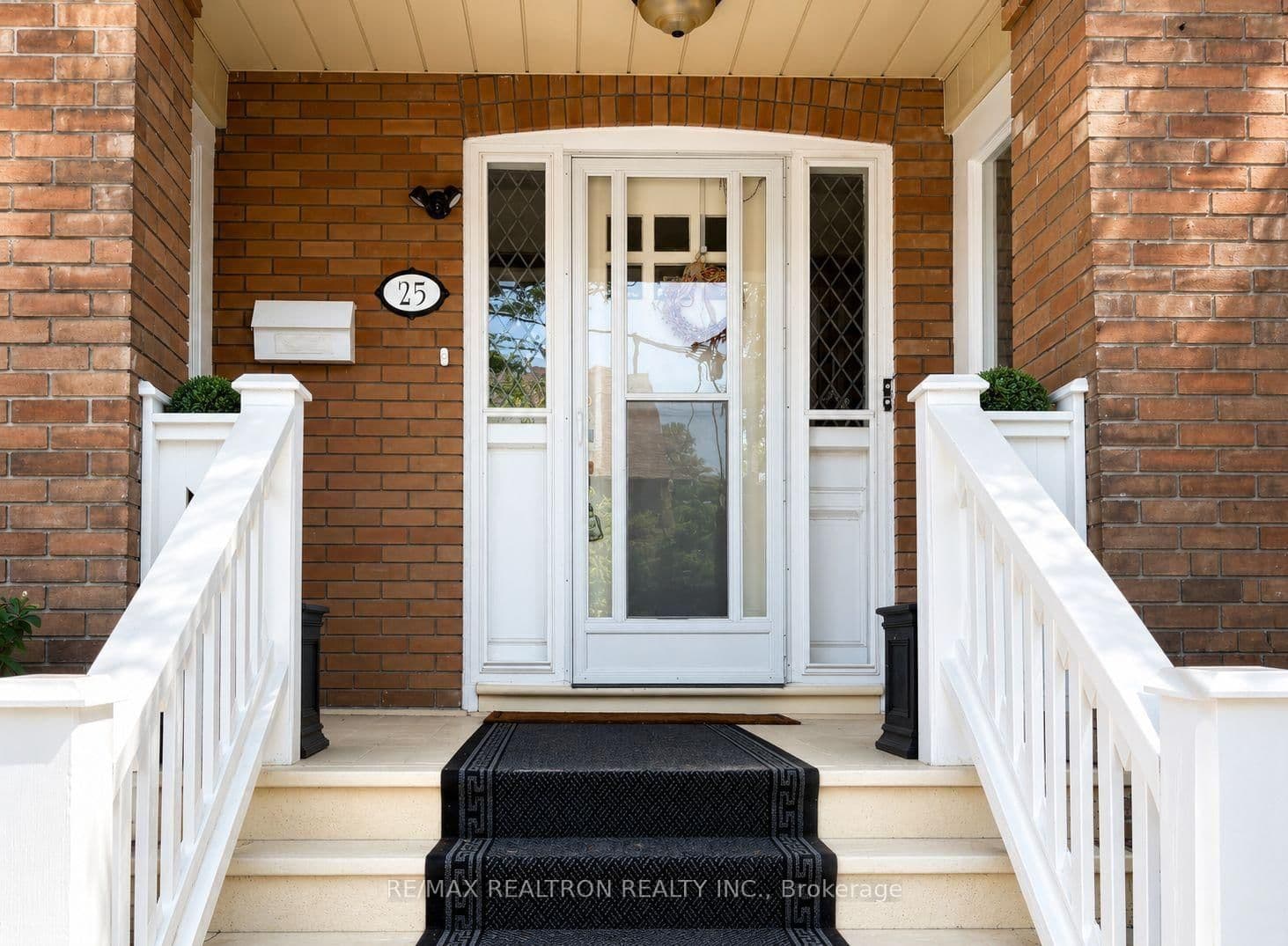 25 Ranleigh Avenue, Unit 2nd Floor Unit thumbnail 2