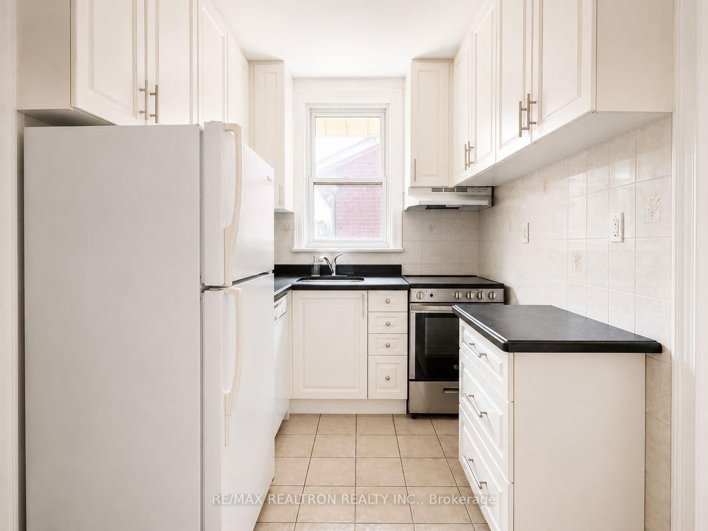 25 Ranleigh Avenue, Unit 2nd Floor Unit thumbnail 8