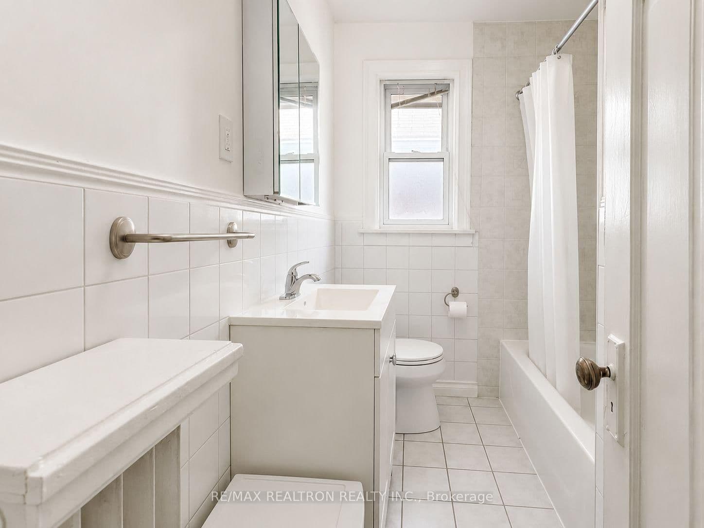 25 Ranleigh Avenue, Unit 2nd Floor Unit thumbnail 9