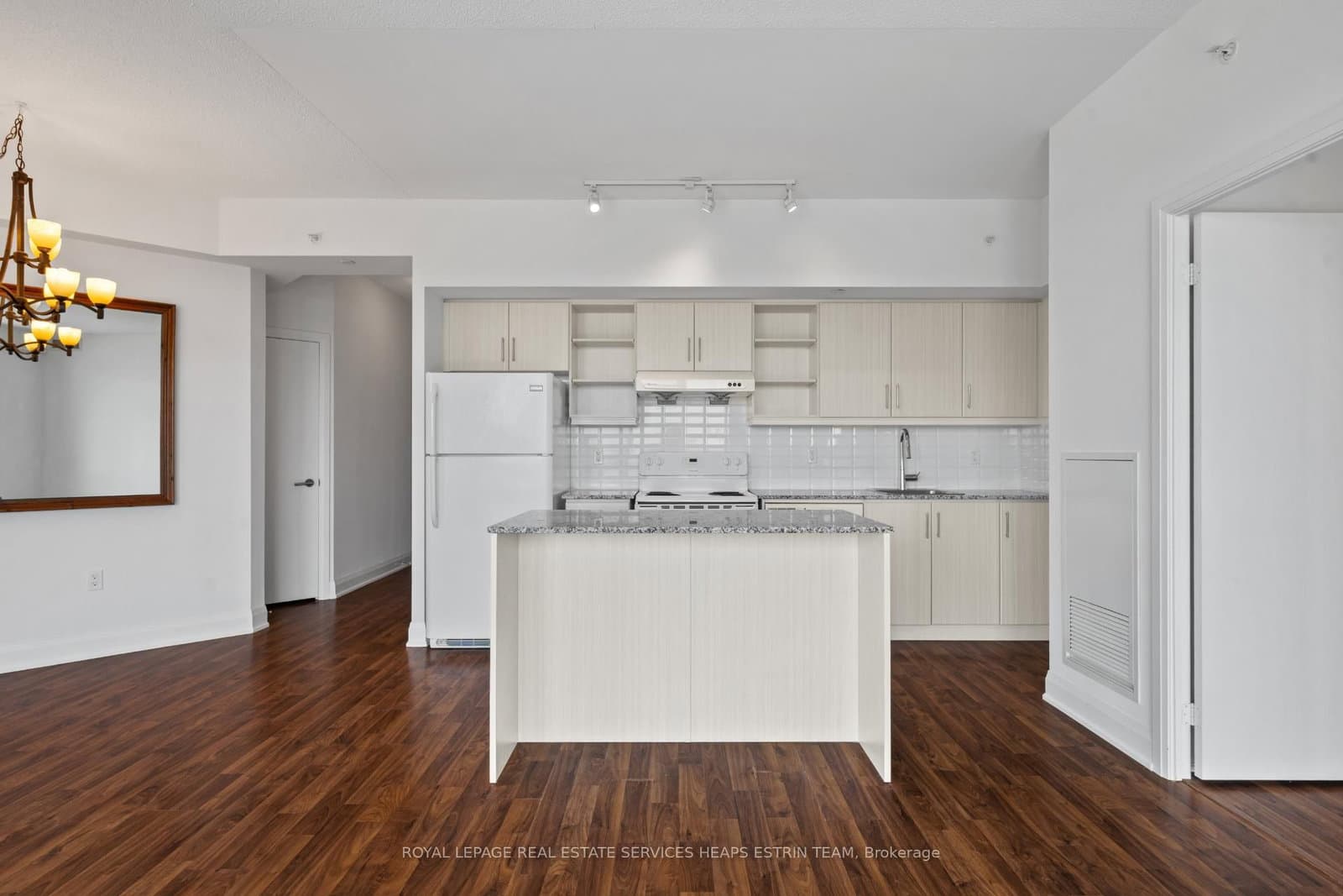160 Vanderhoof Avenue, Unit 913 thumbnail 13