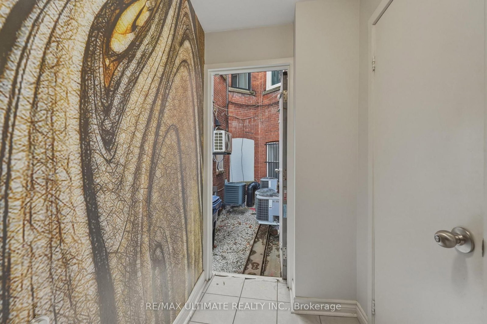 968 College Street thumbnail 18