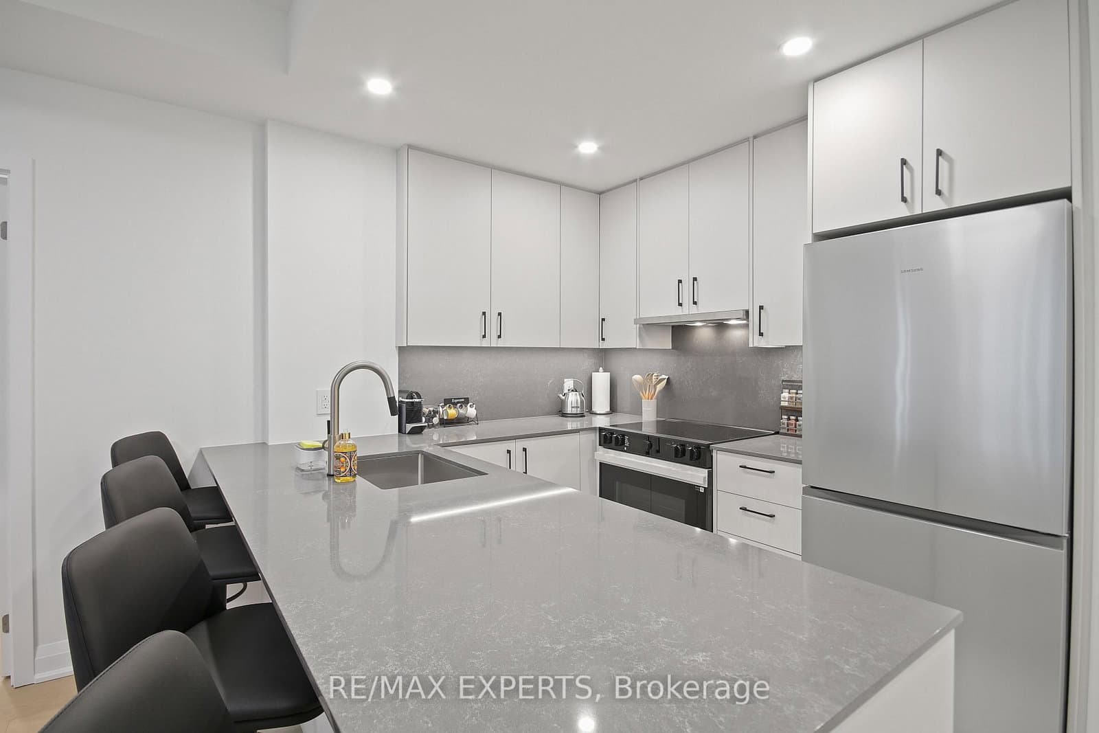 208 Queens Quay W, Unit 2011 thumbnail 6