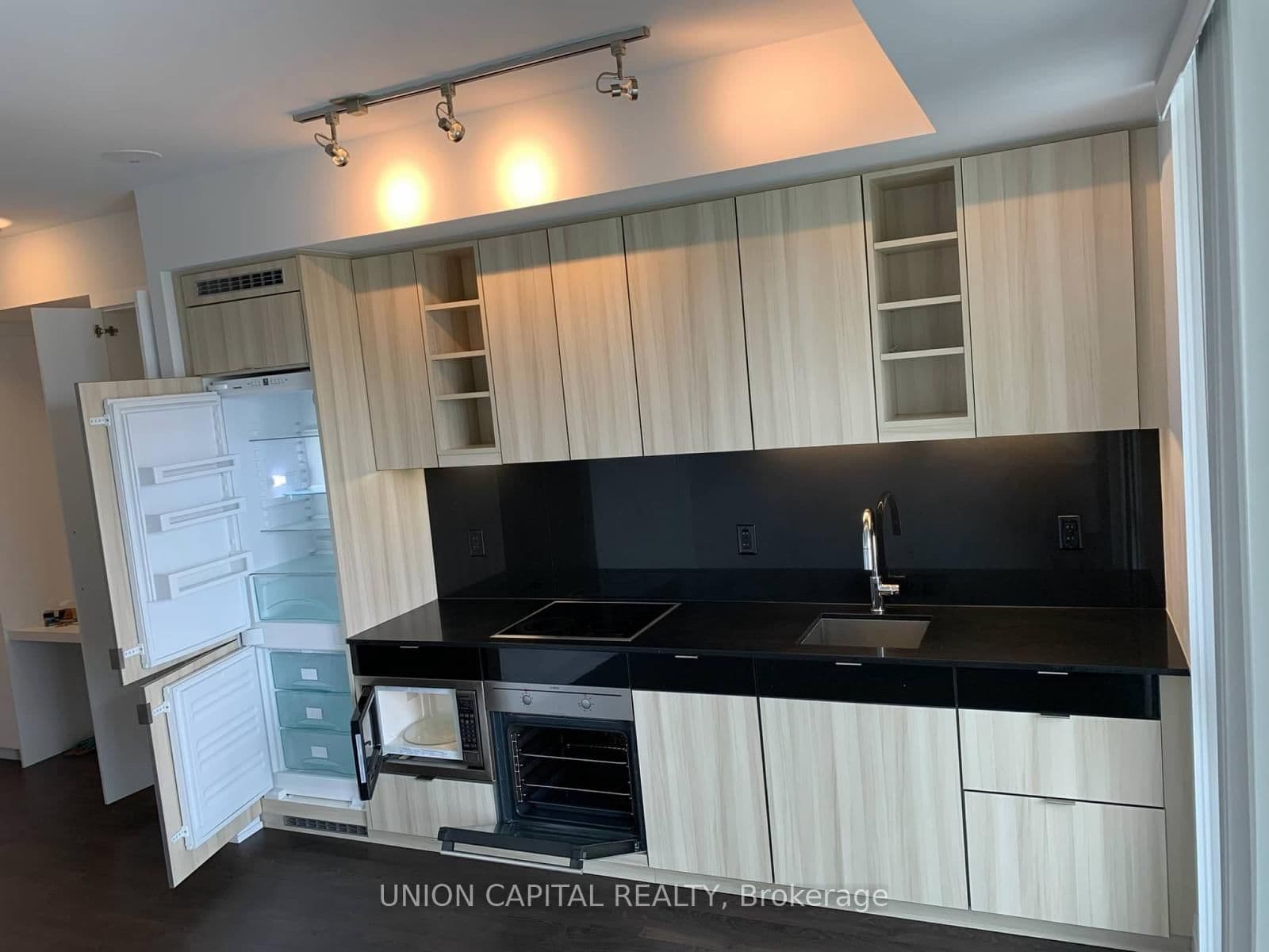 101 Erskine Avenue, Unit 906 thumbnail 3