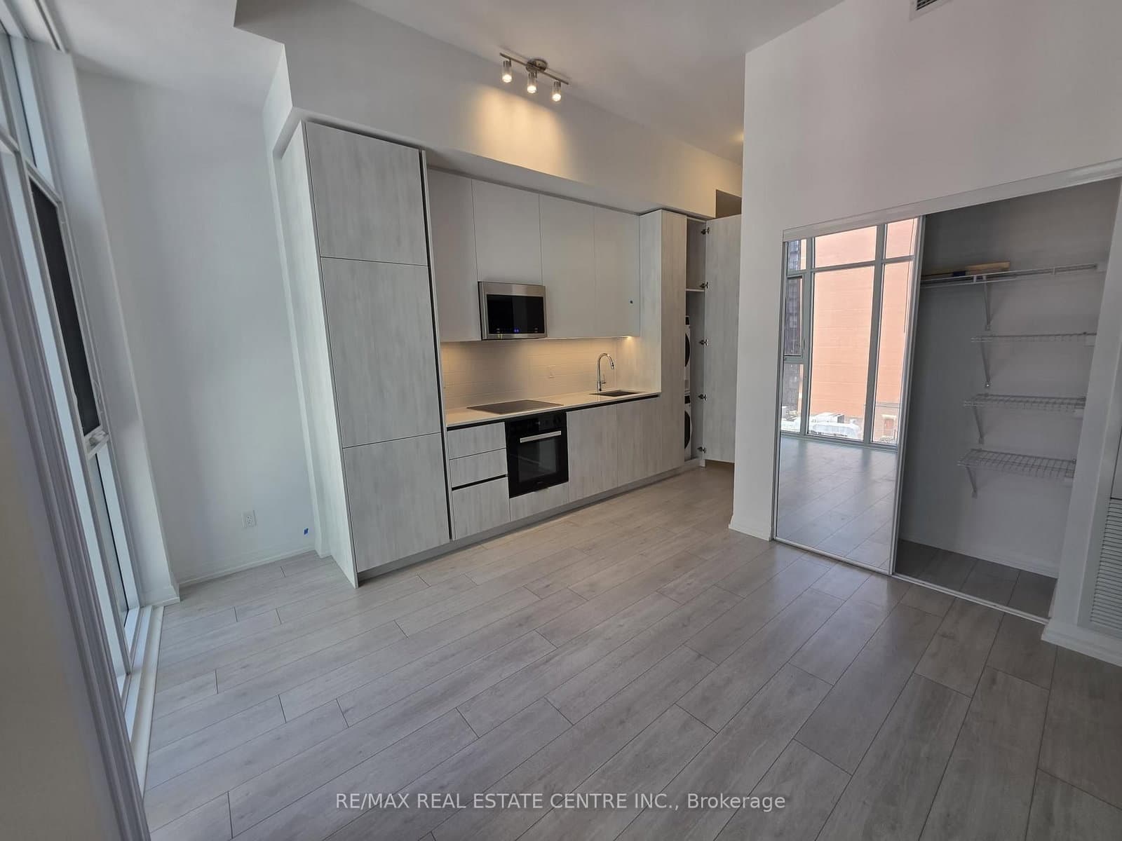 400 King Street W, Unit 901 thumbnail 9