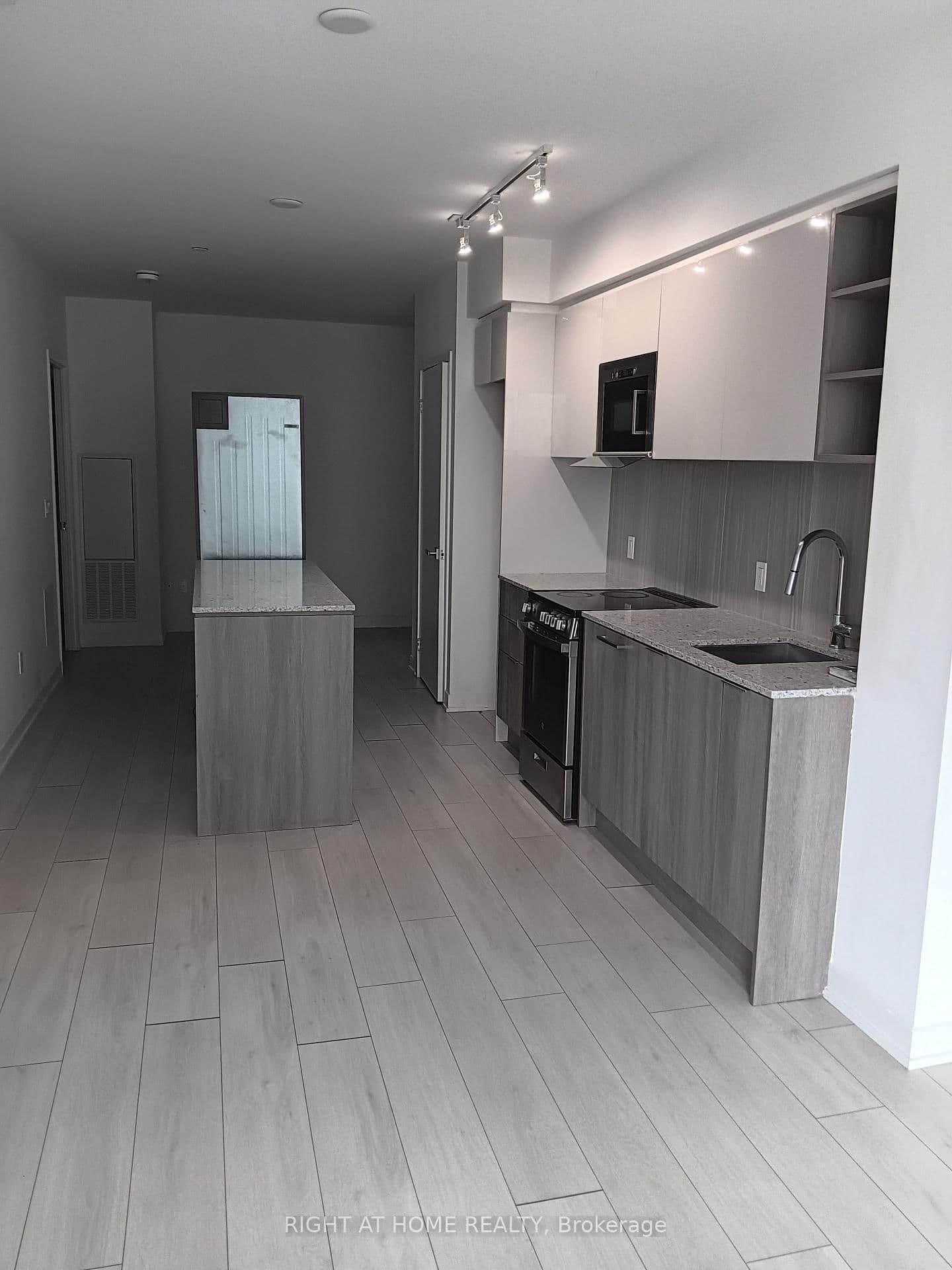 31 Tippett Road, Unit 619 thumbnail 5