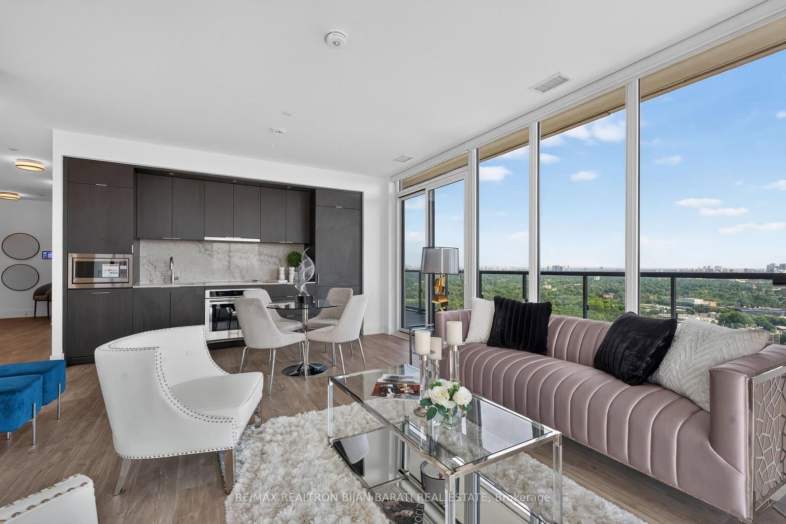 10 INN ON THE PARK Drive, Unit 3104 thumbnail 5