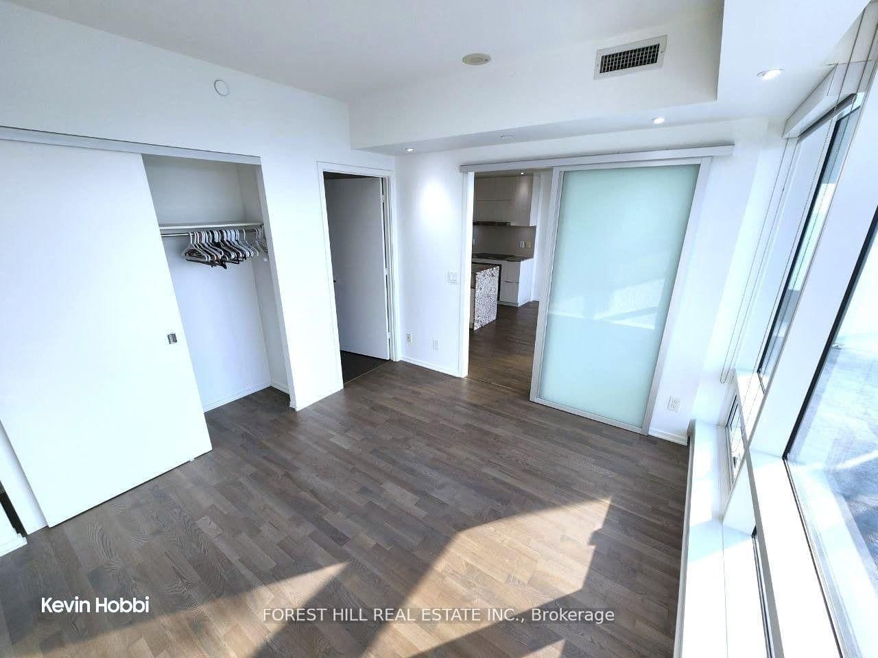 1 Bloor Street E, Unit 5210 thumbnail 19