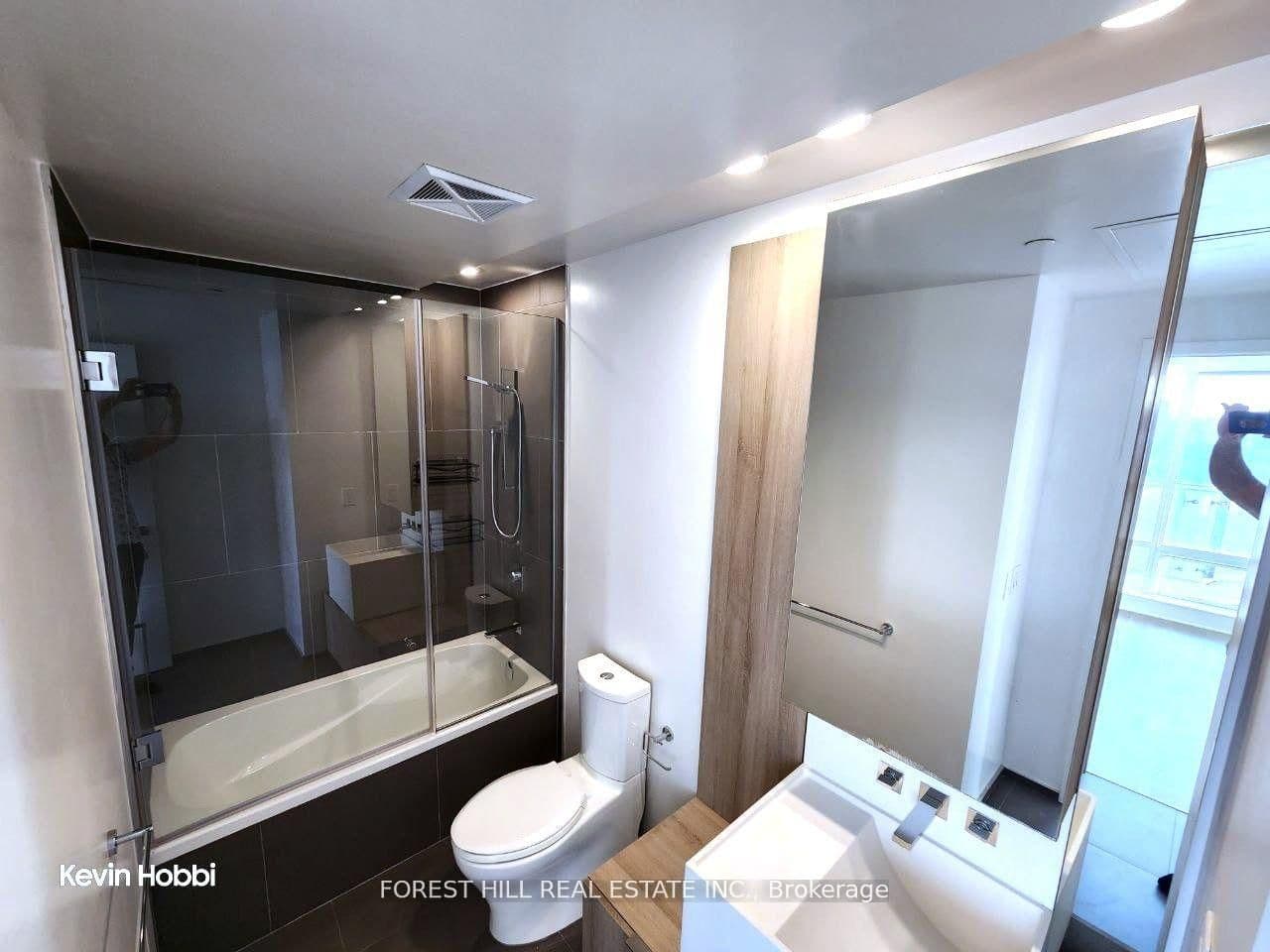 1 Bloor Street E, Unit 5210 thumbnail 21