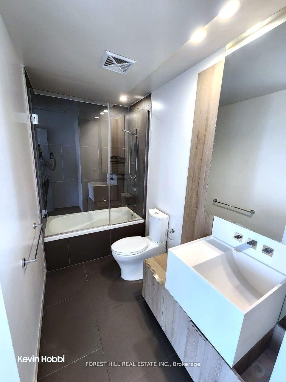 1 Bloor Street E, Unit 5210 thumbnail 24