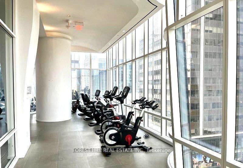 1 Bloor Street E, Unit 5210 thumbnail 32