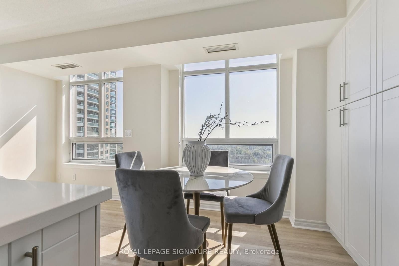 18 Kenaston Gardens, Unit 1307 thumbnail 18