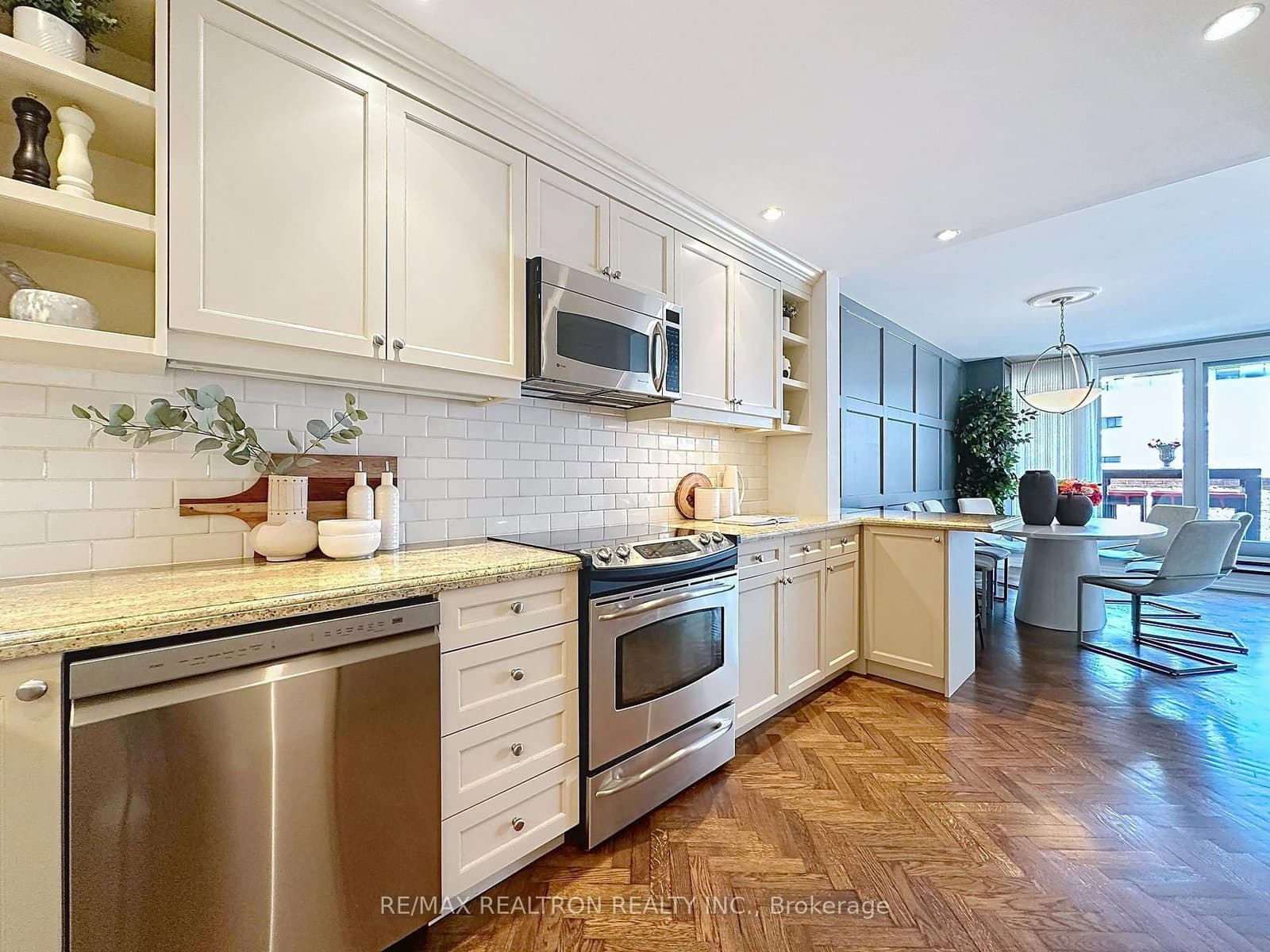 55A Avenue Road, Unit 412 thumbnail 22
