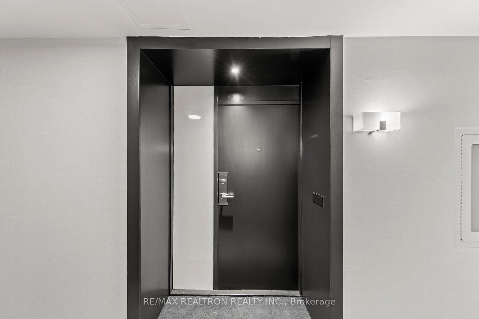55A Avenue Road, Unit 412 thumbnail 3