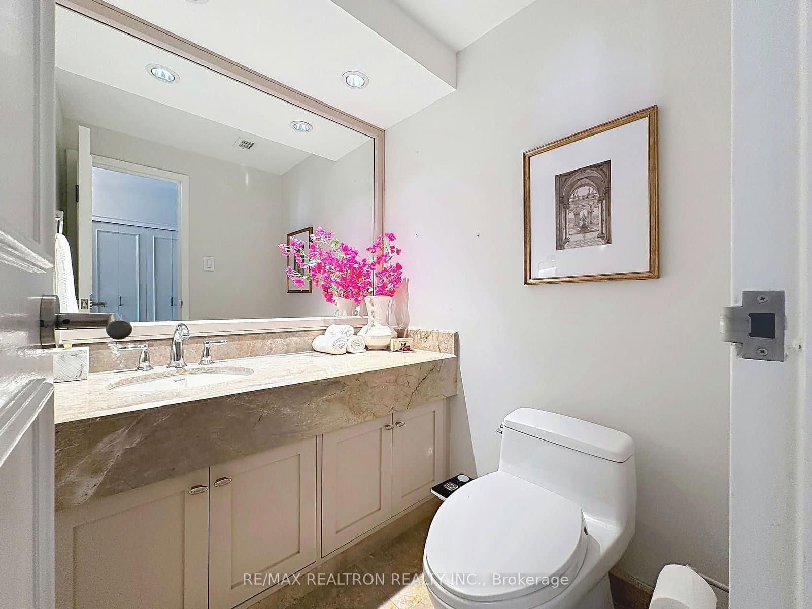 55A Avenue Road, Unit 412 thumbnail 7