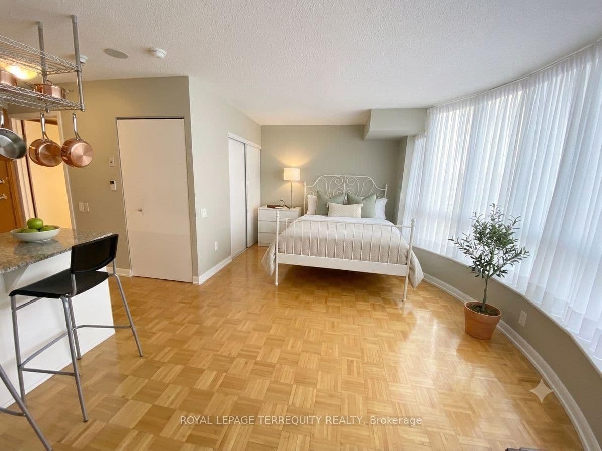 33 Sheppard Avenue E, Unit 1009 thumbnail 4