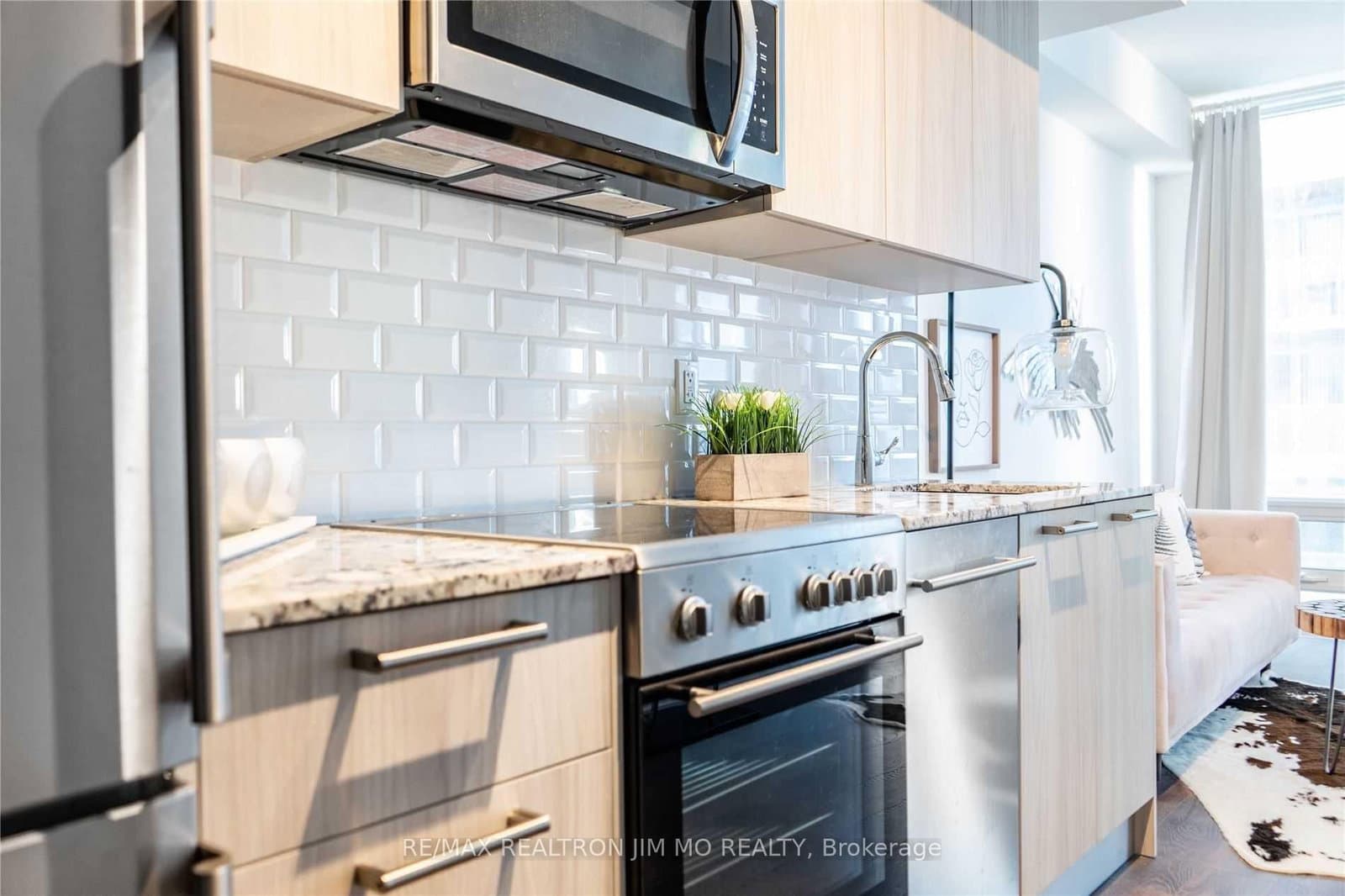 28 Wellesley Street E, Unit 706 thumbnail 4