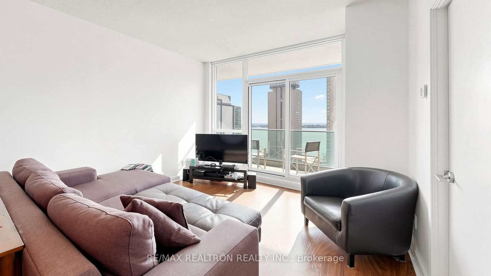 33 Bay Street, Unit 2211 thumbnail 9