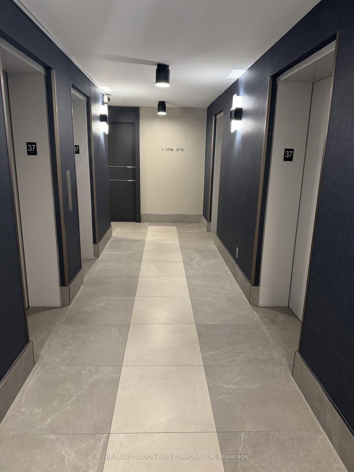 30 GRAND TRUNK Crescent, Unit 3712 thumbnail 6
