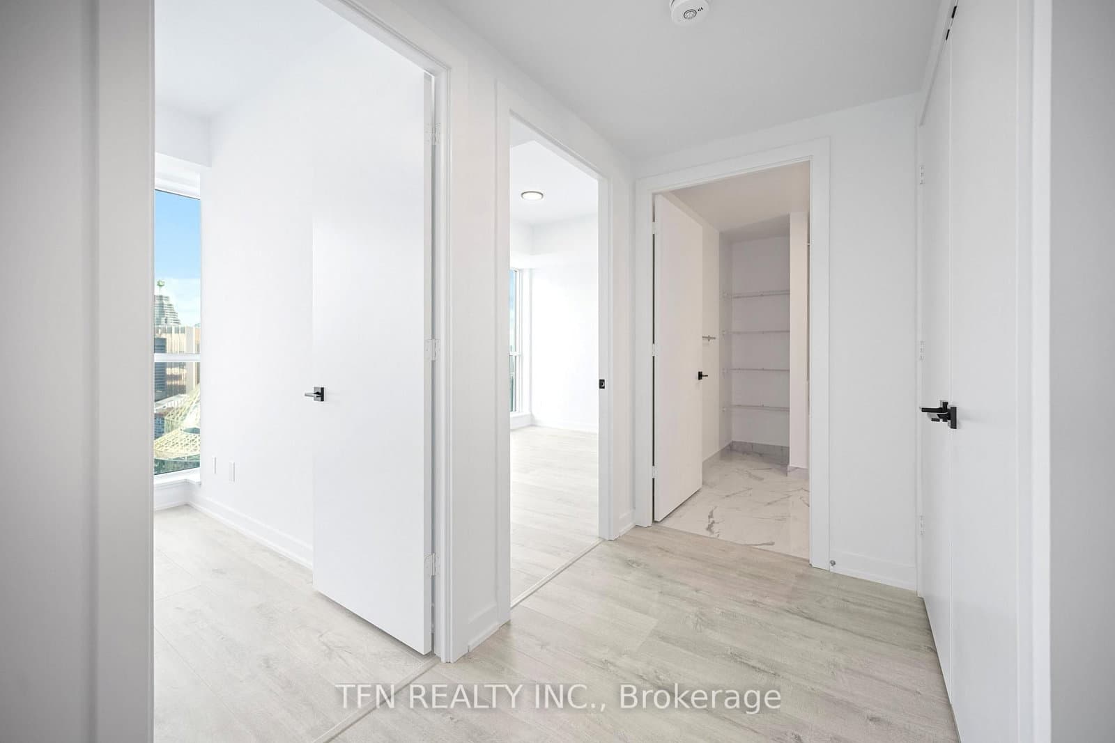 327 King Street W, Unit 4506 thumbnail 10