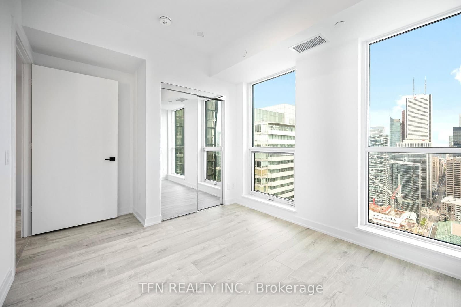 327 King Street W, Unit 4506 thumbnail 11