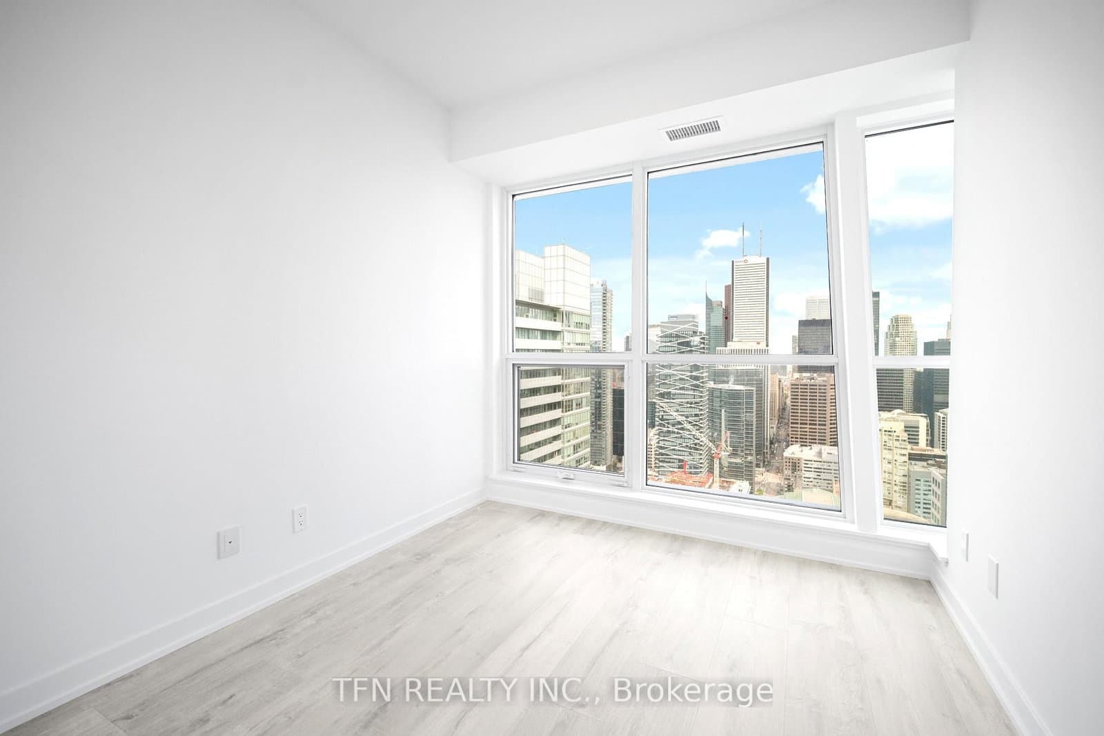 327 King Street W, Unit 4506 thumbnail 13